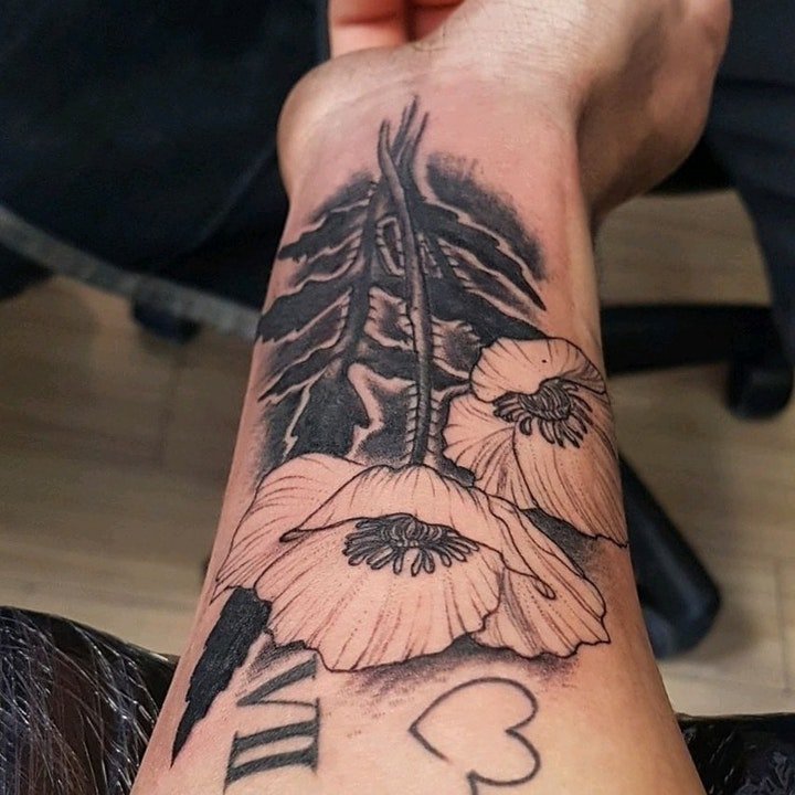 纹身图案花朵 适合女人漂亮的彩色的小花朵纹身图案