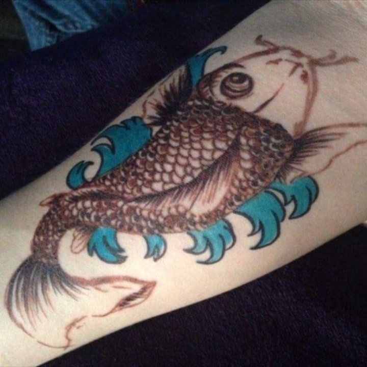 一组活泼而又快活游动的鱼纹身图案
