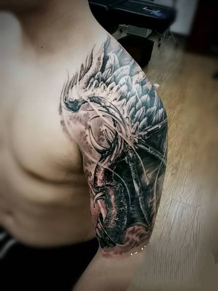 适合男性的机械3d手臂纹身图案