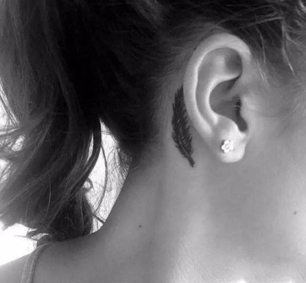 女生耳朵后面的小清新耳根纹身作品