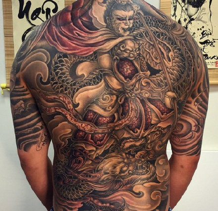 霸气的新传统大满背纹身作品图