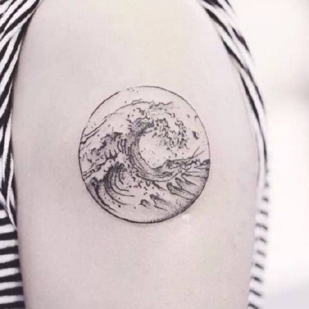 海浪主题的9张浪花纹身图片