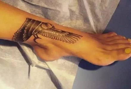 适合脚背的9张脚部纹身作品图