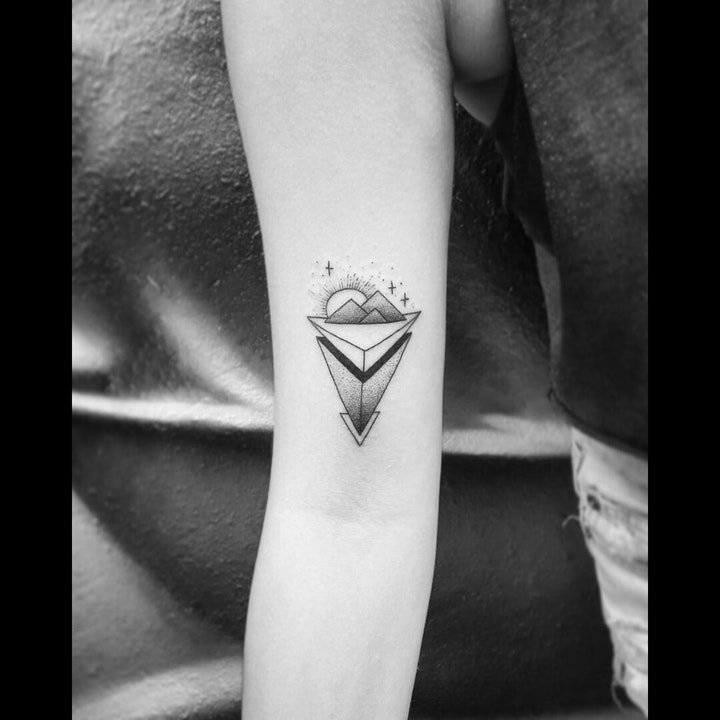 小山峰纹身   多款黑色色调连云迭嶂的山峰纹身图案