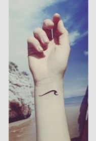 简约线条纹身图   清新而又简约时尚的线条纹身图案