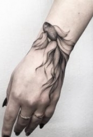 小鱼纹身图案 多款不同各类的小鱼纹身图案图片