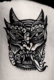 纹身黑色   色调沉闷而又不失个性的黑色纹身图案