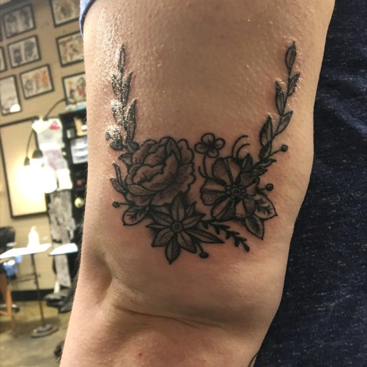 花朵纹身图案 女生身体各处小清新的花朵纹身图案