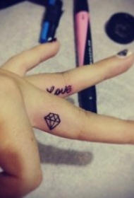 手指纹身图案 十分可爱的10看小清新的手指纹身图案