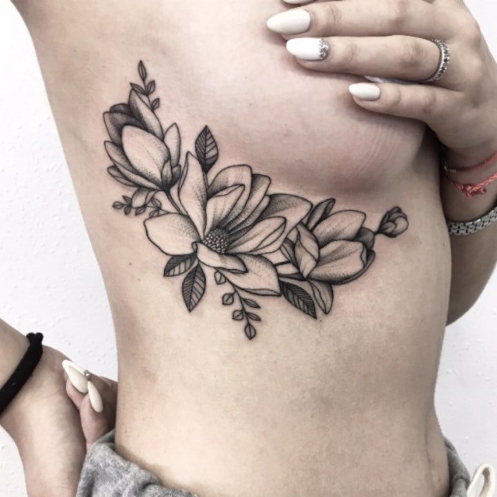 纹身图花朵  色调沉闷却格外唯美的花朵纹身图案