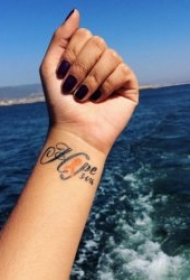 手腕纹身图案 10款简单且时尚的手腕小纹身图案