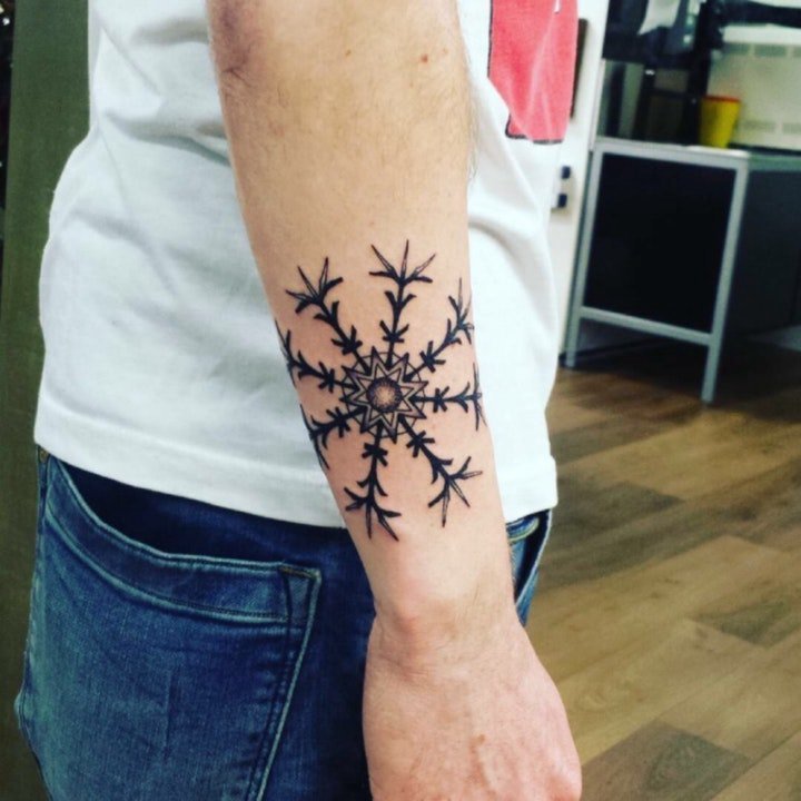 纹身雪花 8款明净而又皎洁的雪花纹身图案