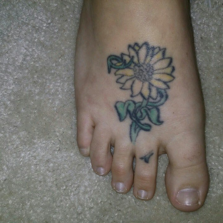 向日葵纹身图案 绽放中的或黑灰或彩绘的向日葵纹身图案