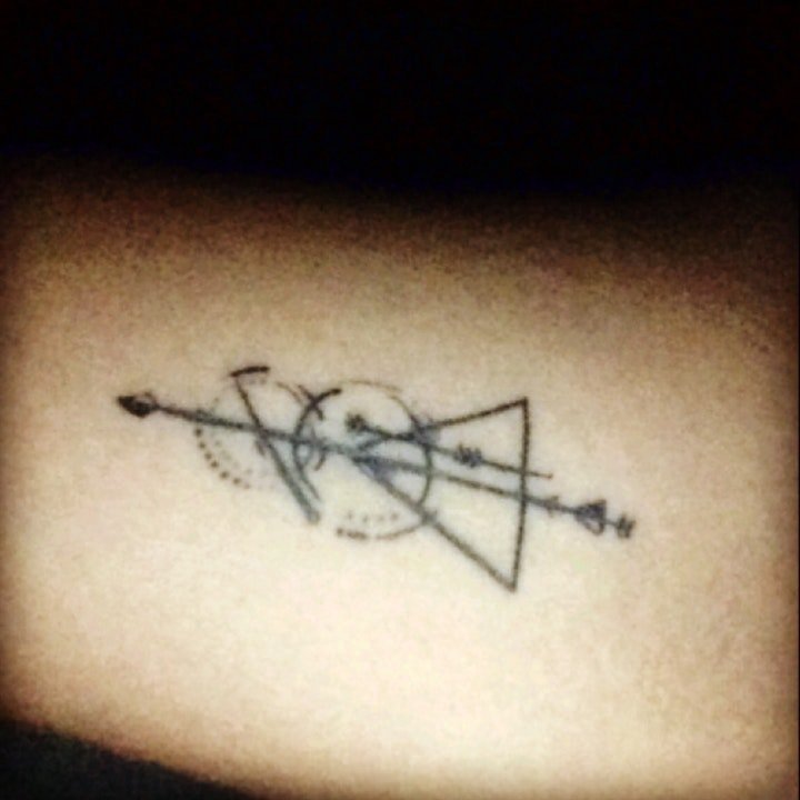 弓箭纹身图   设计巧妙而又简单的弓箭纹身图案
