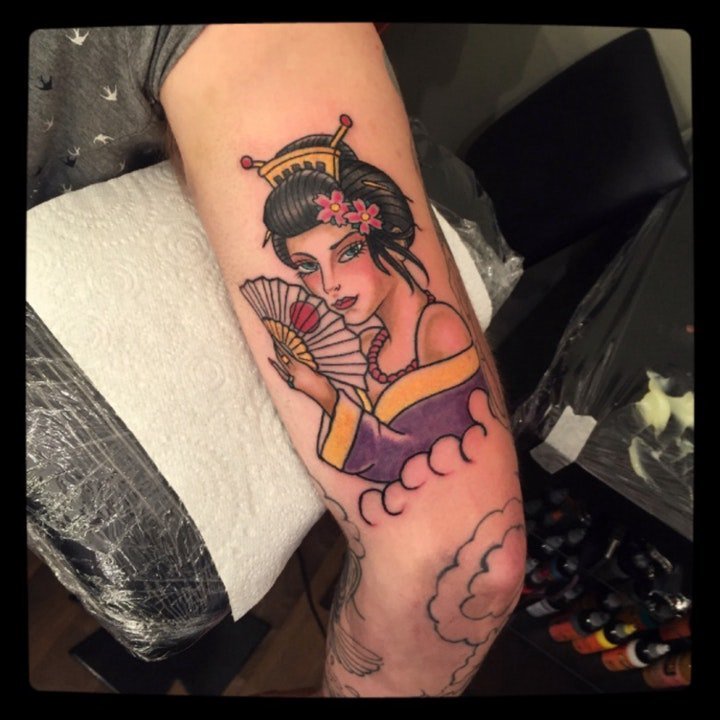 日本艺妓纹身图 黑灰或彩绘的日本艺妓包臂纹身图案