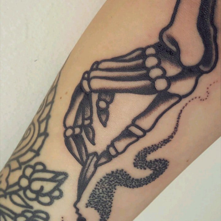 骨头纹身图案   9张技巧多样的骨头纹身图案