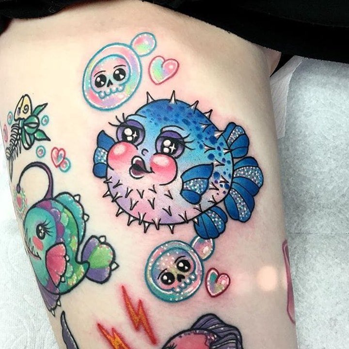 一组活泼而又快活游动的鱼纹身图案