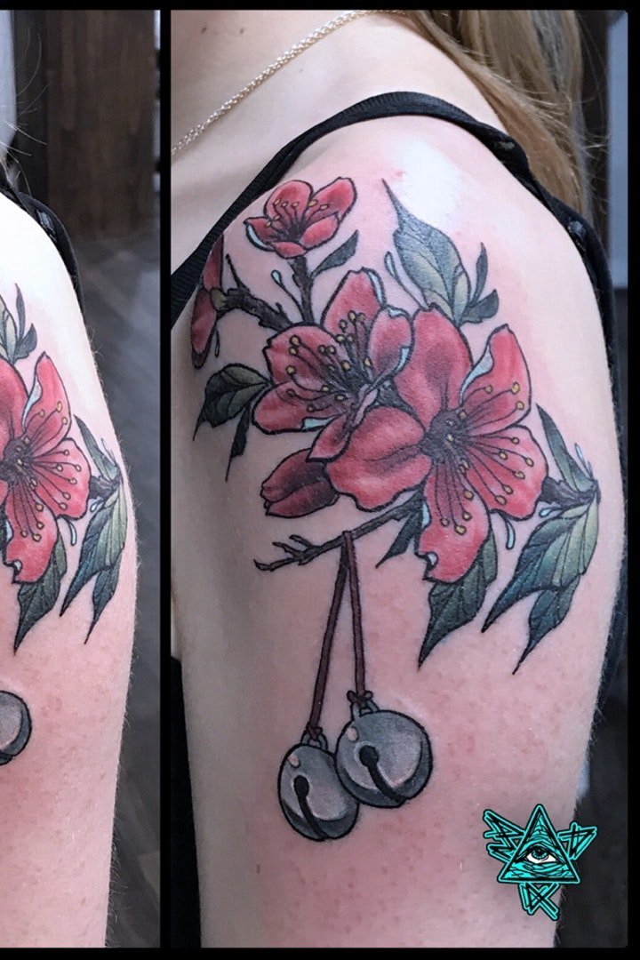 花朵纹身图案 女人身体各个部位彩绘水墨等风格的花朵纹身图案
