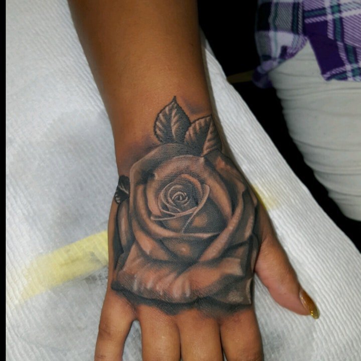 黑玫瑰纹身图案 多款女性纹身十分唯美的黑玫瑰纹身图案