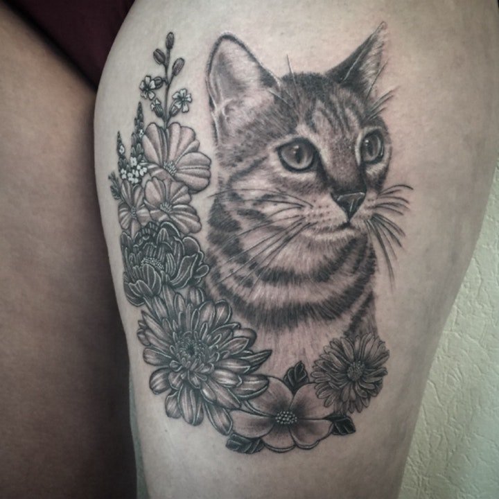 纹身图花朵  色调沉闷却格外唯美的花朵纹身图案