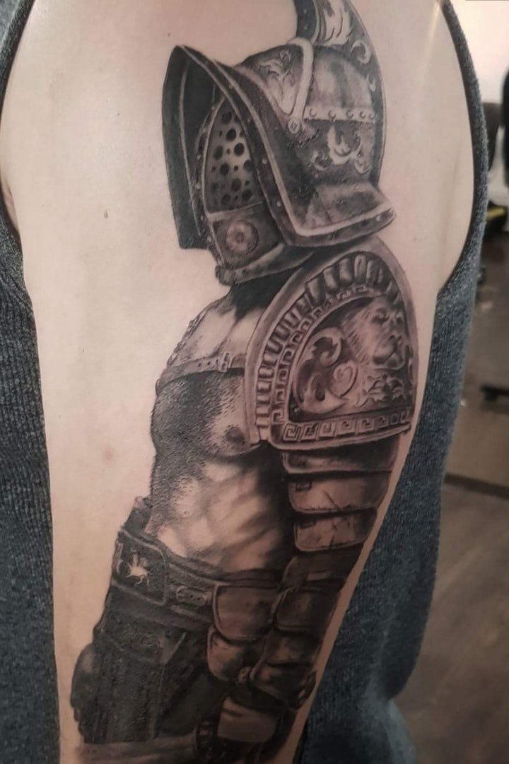 铁血战士纹身  身姿英勇而又潇洒的铁血战士纹身图案