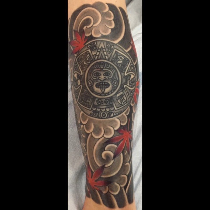 玛雅图腾纹身 黑灰色调象征古代文明的玛雅图腾纹身图案