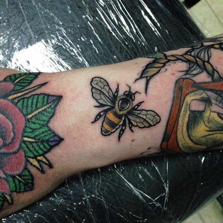 小蜜蜂纹身图案 多款各风格的动物小蜜蜂纹身图案