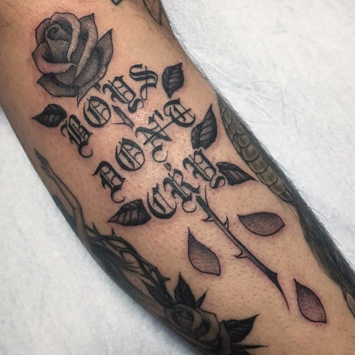 花体英文纹身 多款黑笔画纹身字母的花体英文纹身图案