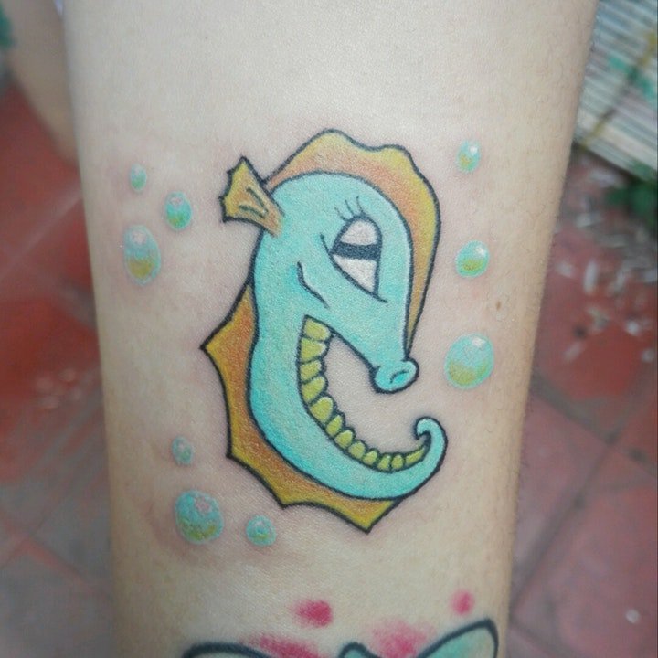 海马纹身图案    多款浮游在水中的海马纹身图案