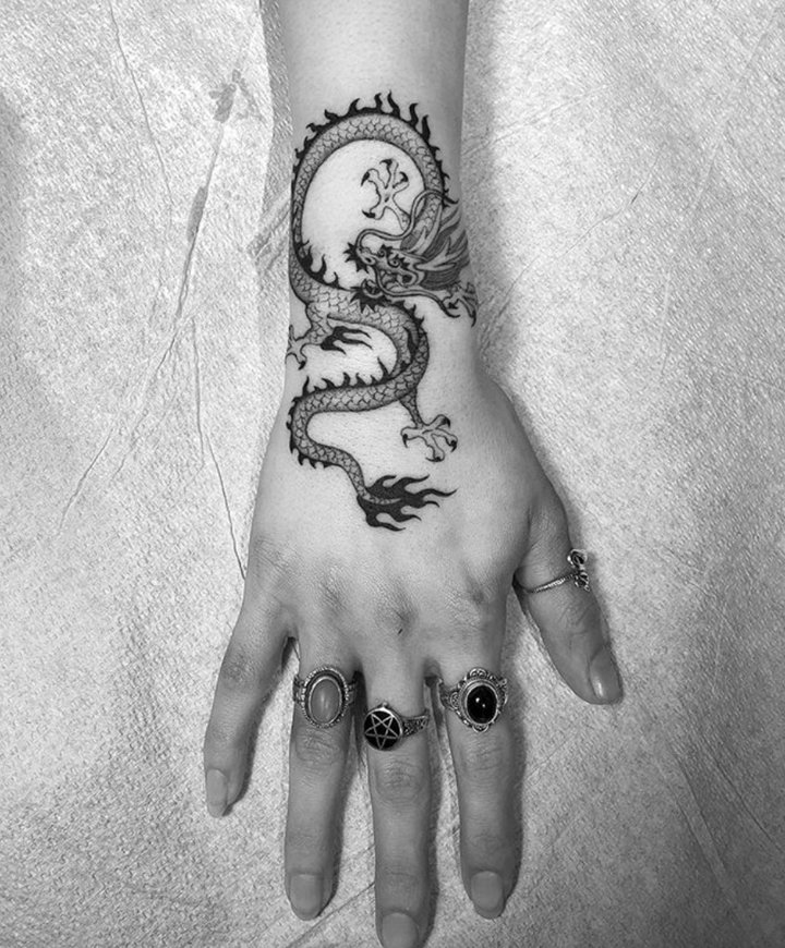 龙纹身图案 形态各异的黑灰或彩绘龙纹身图片