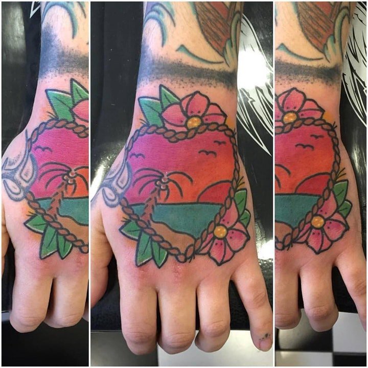 椰树纹身图  简约与多彩并存的椰树纹身图案