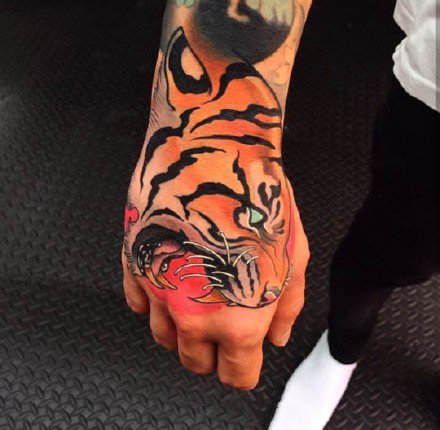 手背图案纹身-9张帅气的大花手背纹身图案作品