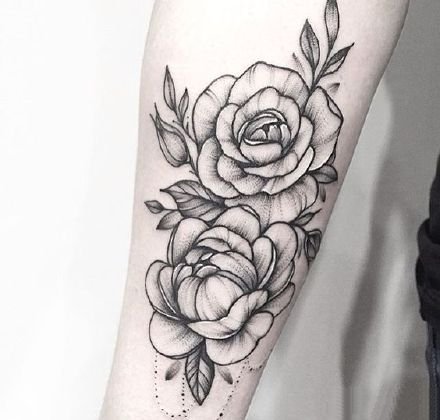 小臂上小清新的黑灰素花纹身图片