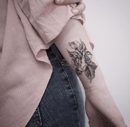 小臂上小清新的黑灰素花纹身图片