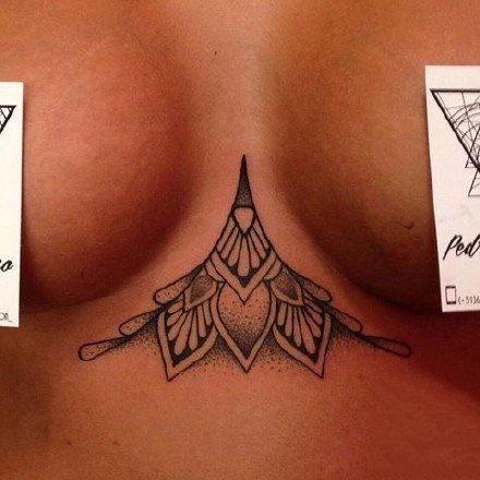 胸上纹身 超性感的女士胸部纹身图片9张