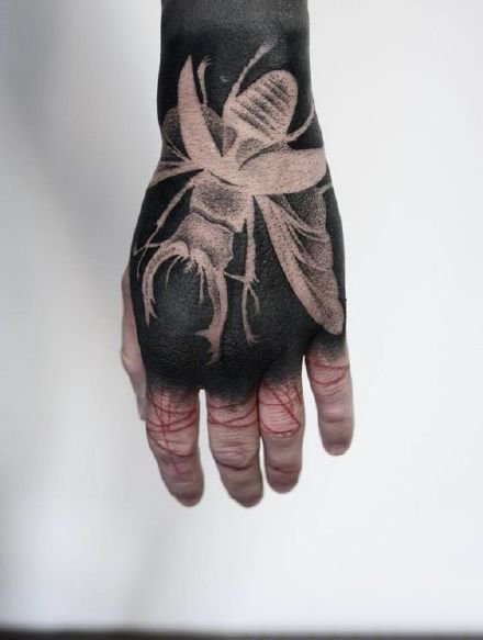 黑色手背纹身 手背上深黑色的纹身作品欣赏