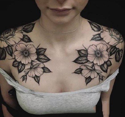 性感花胸纹身 女生胸部性感的肩花和花胸纹身图案