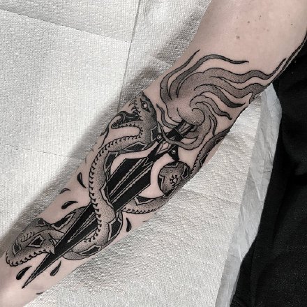 小臂黑纹身 黑色的13张手臂点刺黑图纹身作品