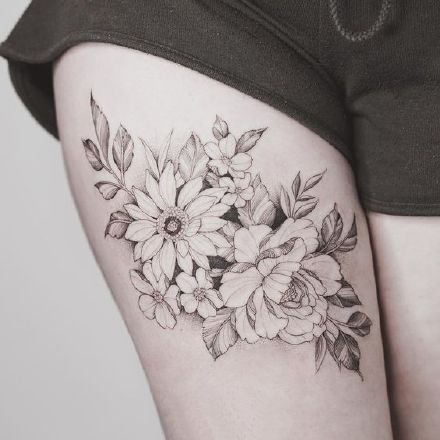 性感大腿纹身  女士大腿处性感的花花纹身图片