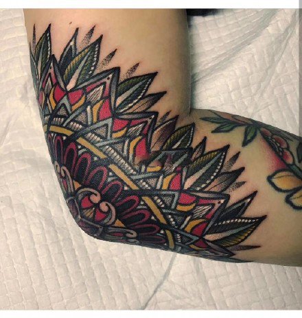 胳膊肘纹身 9张纹在手臂胳膊肘处的点刺梵花纹身图片