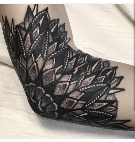 胳膊肘纹身 9张纹在手臂胳膊肘处的点刺梵花纹身图片