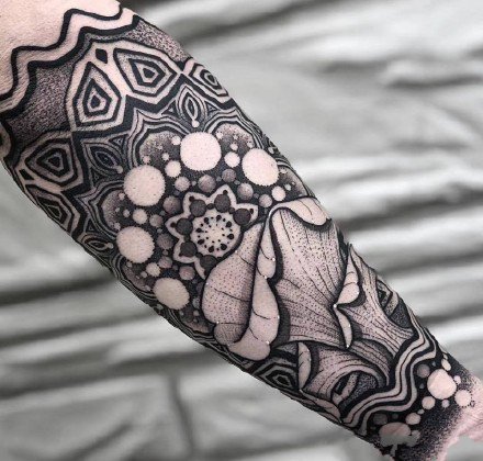 黑灰包小臂纹身  18款好看的包手臂黑灰纹身图案