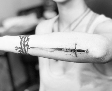 小剑纹身 黑灰色的一组9张小剑纹身图案