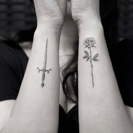 小剑纹身 黑灰色的一组9张小剑纹身图案