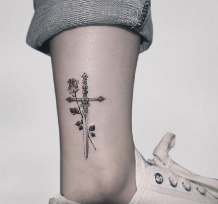 小剑纹身 黑灰色的一组9张小剑纹身图案