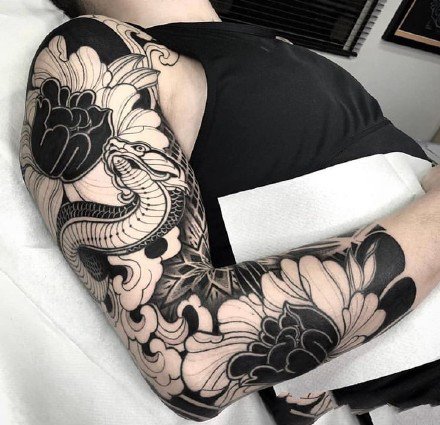 霸气黑灰纹身 帅气的9组大面积黑色点刺纹身图案