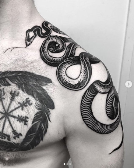 黑色小蛇纹身 9款兵器和小黑蛇搭配的纹身图案