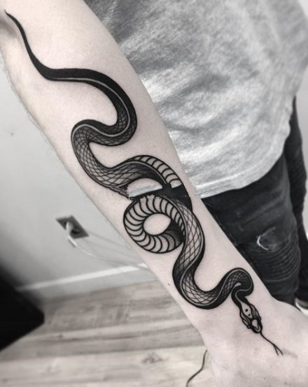 黑色小蛇纹身 9款兵器和小黑蛇搭配的纹身图案