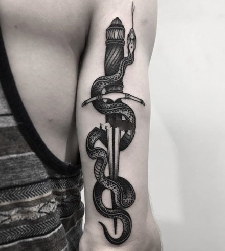 黑色小蛇纹身 9款兵器和小黑蛇搭配的纹身图案