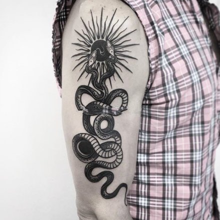 黑色小蛇纹身 9款兵器和小黑蛇搭配的纹身图案